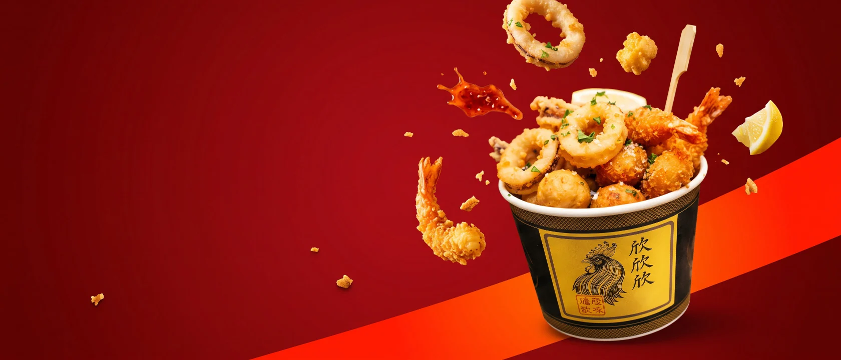Cup XinXin penuh cumi dan udang crispy dengan potongan seafood beterbangan